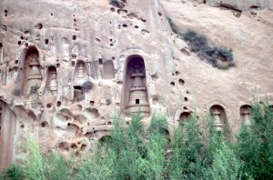 stupas carved in the rockwall near Mati Si