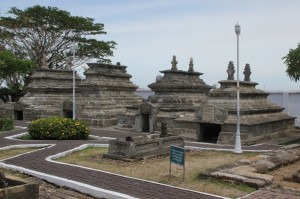 the tombs of Sultan Hasanuddin and his family