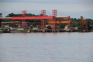 modern conveyor belts load coal barges