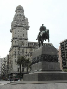 Uruguay’s liberator in front of one of the most characteristic buildings of Montevideo, in the Plaza Independencia