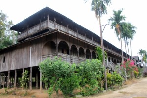 the two-story longhouse of Mancong
