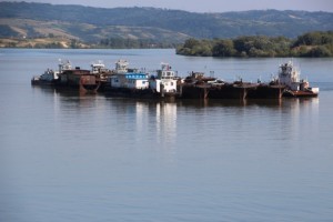 there is also normal traffic on the river, now that it is navigable thanks to the dams