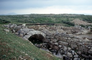 further ruins, including arches over a subsurface room