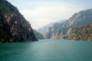the turquoise Drin river lake, our route north