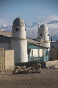 de moskee en de twee minaretten van Karakul