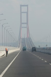 the bridge that connects Pulau Madura with Java - just like the Rhine bridge in Emmerich, we are feeling at home!
