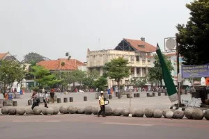 the square, car-free and with a good atmosphere, despite dilapidated buildings surrounding it