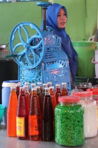 woman selling drinks in the Martapura market 