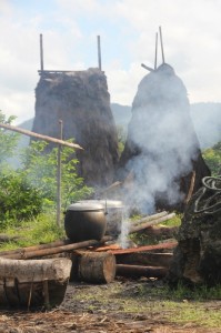 community cooking during roof repairs in Praigoli