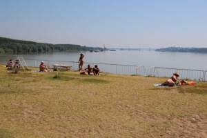 the Danube beach, between fortress and river, with in the distance the new bridge