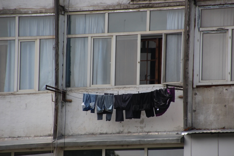 also in Osh, laundrey outside one of the palatis