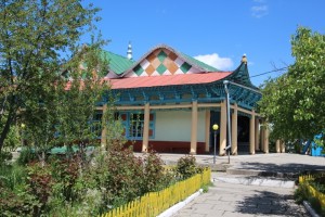 the wooden Dungan mosque, with distinct Chinese characteristics