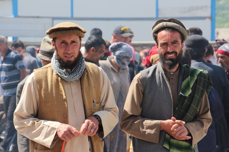 twee Afghaanse mannen op de markt