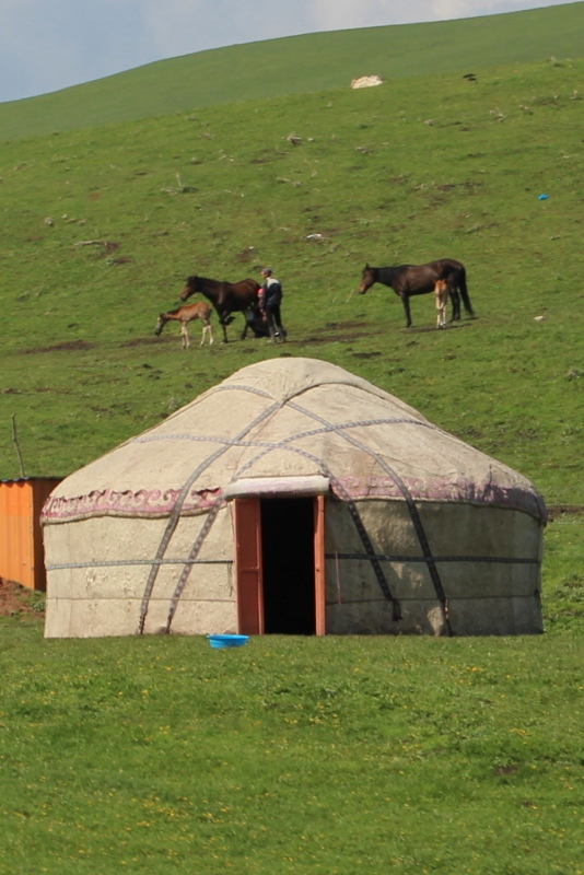 een yurt op de zomer weides in Kirgizie