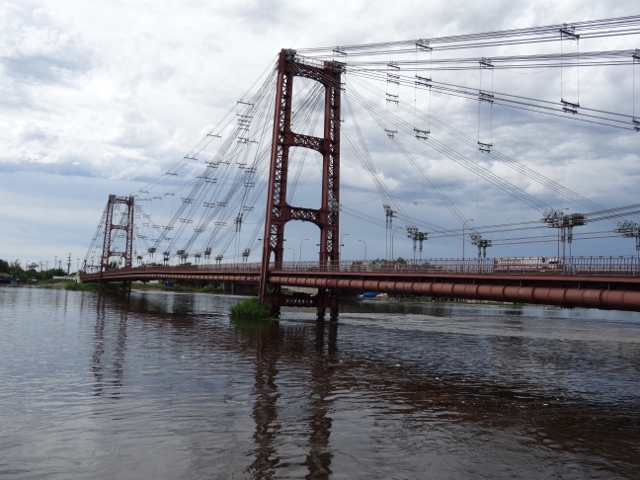 the suspension bridge over the Rio Parana