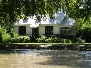 quite a few nice, and well-maintained houses on their private islands
