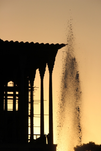 the Kakh-e Ali Qapu behind a fountain on the square