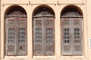 three windows, also Khan-e Lari